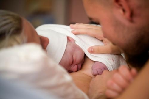 новороденче и родители